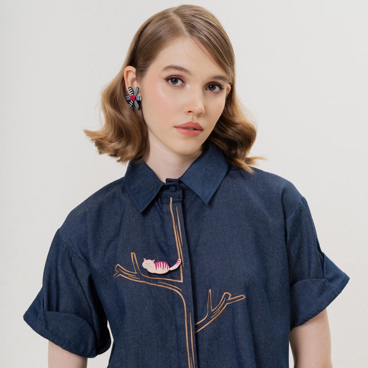 Chesira Top & Cheshire Cat Brooch (Interactive)