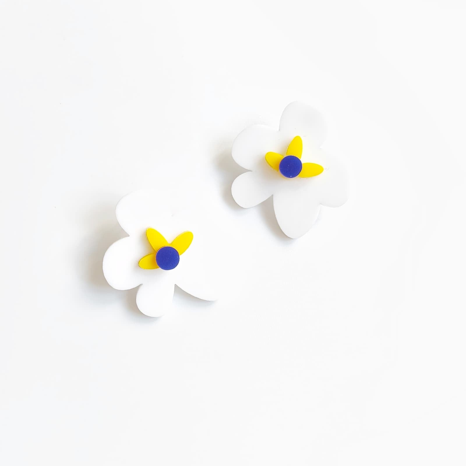 Talking White Flowers Earrings