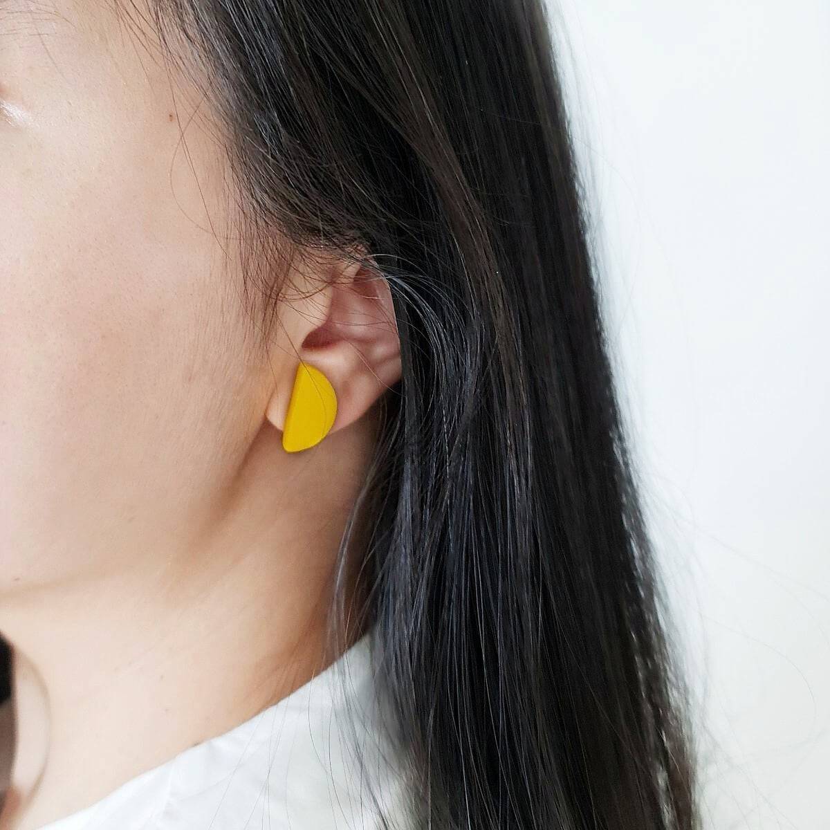 Halv Studs Black Yellow Earrings