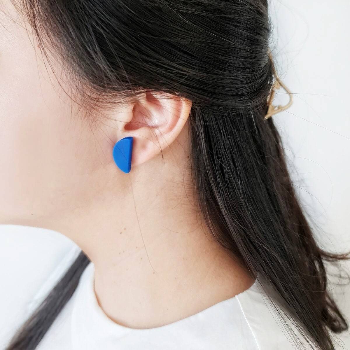 Halv Studs Blue White Earrings